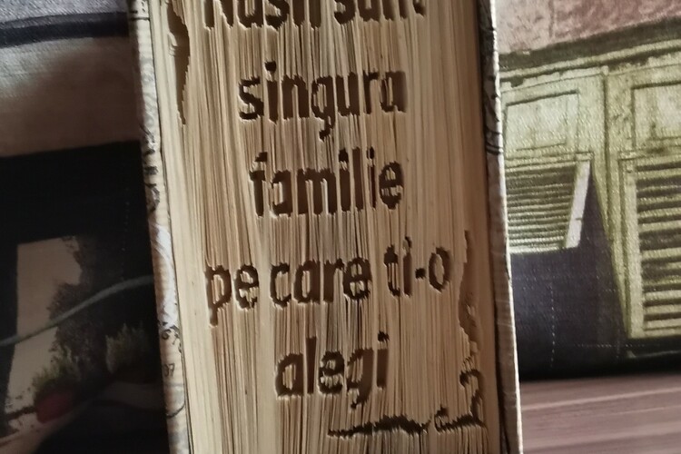 Cadouri Handmade - cărți sculptate 
